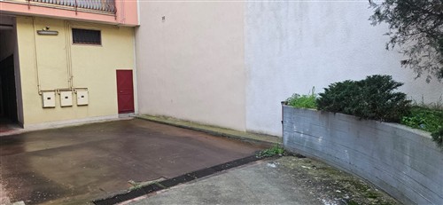 Box Auto in Contesto Condominiale in Zona Semi Centrale